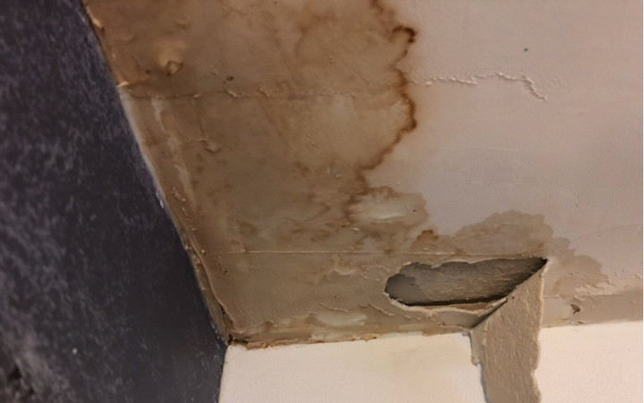 Plafond et mur dégradés par les moisissures et l'humidité
