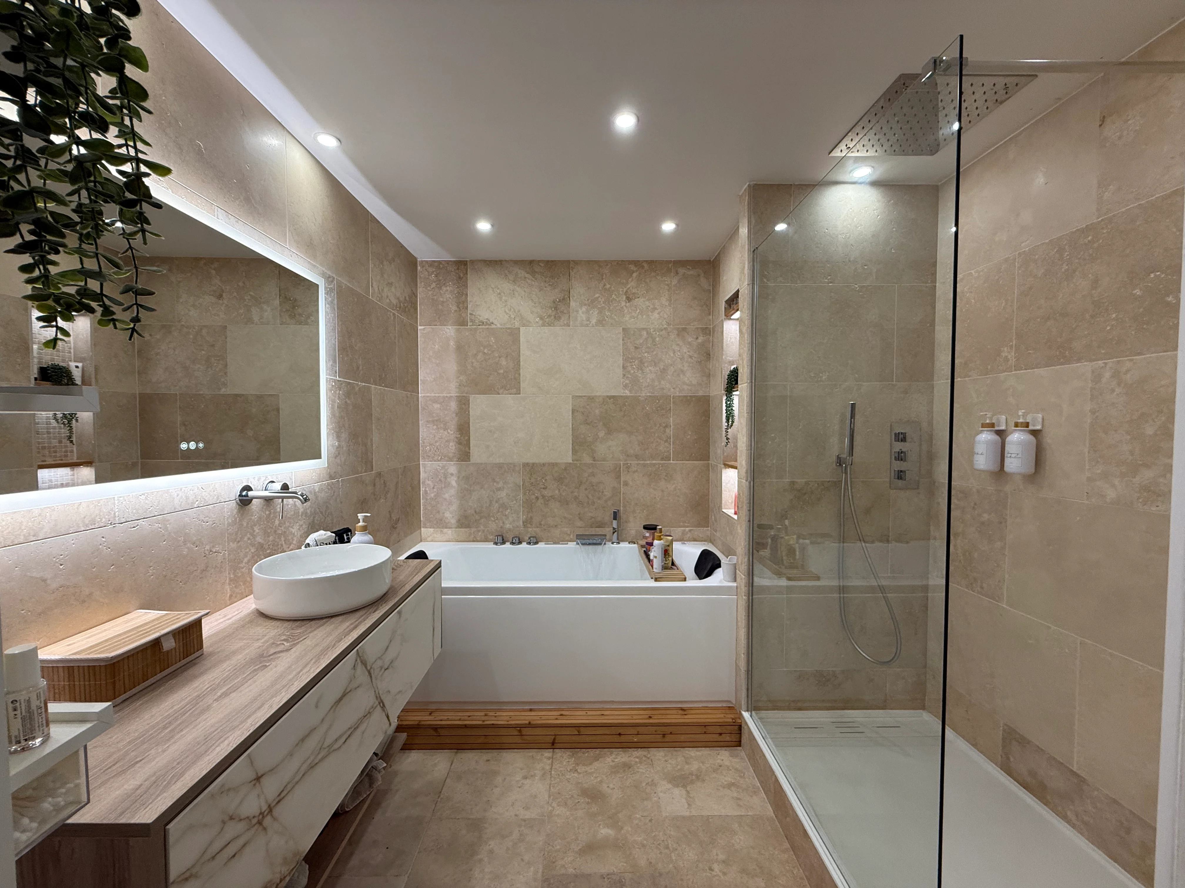 Salle de bain après décontamination et rénovation complète